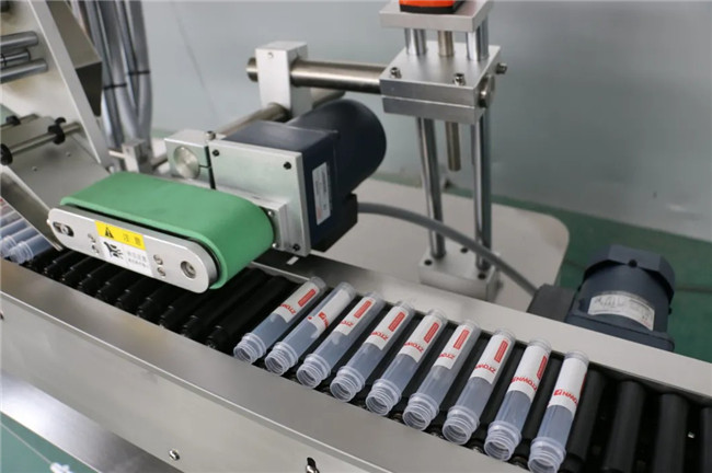 Înfășurare automată orizontală în jurul mașinii de etichetare a autocolantului seringii