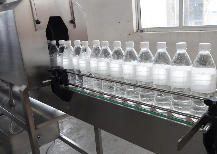 Mașină automată de etichetare a sticlelor cu manșon retractabil din PVC